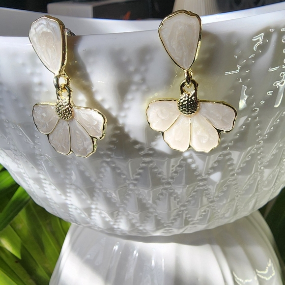 Beautiful Daisy Cream Enamelled Gold Dangle Earrings Anthropologie NWT - Picture 4 of 4